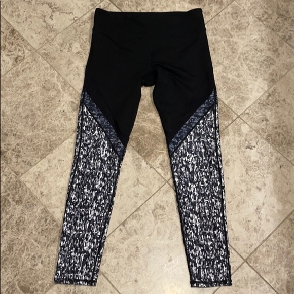 Fabletics Mid-Rise Mesh Powerhold Legging Medium - Picture 3 of 15